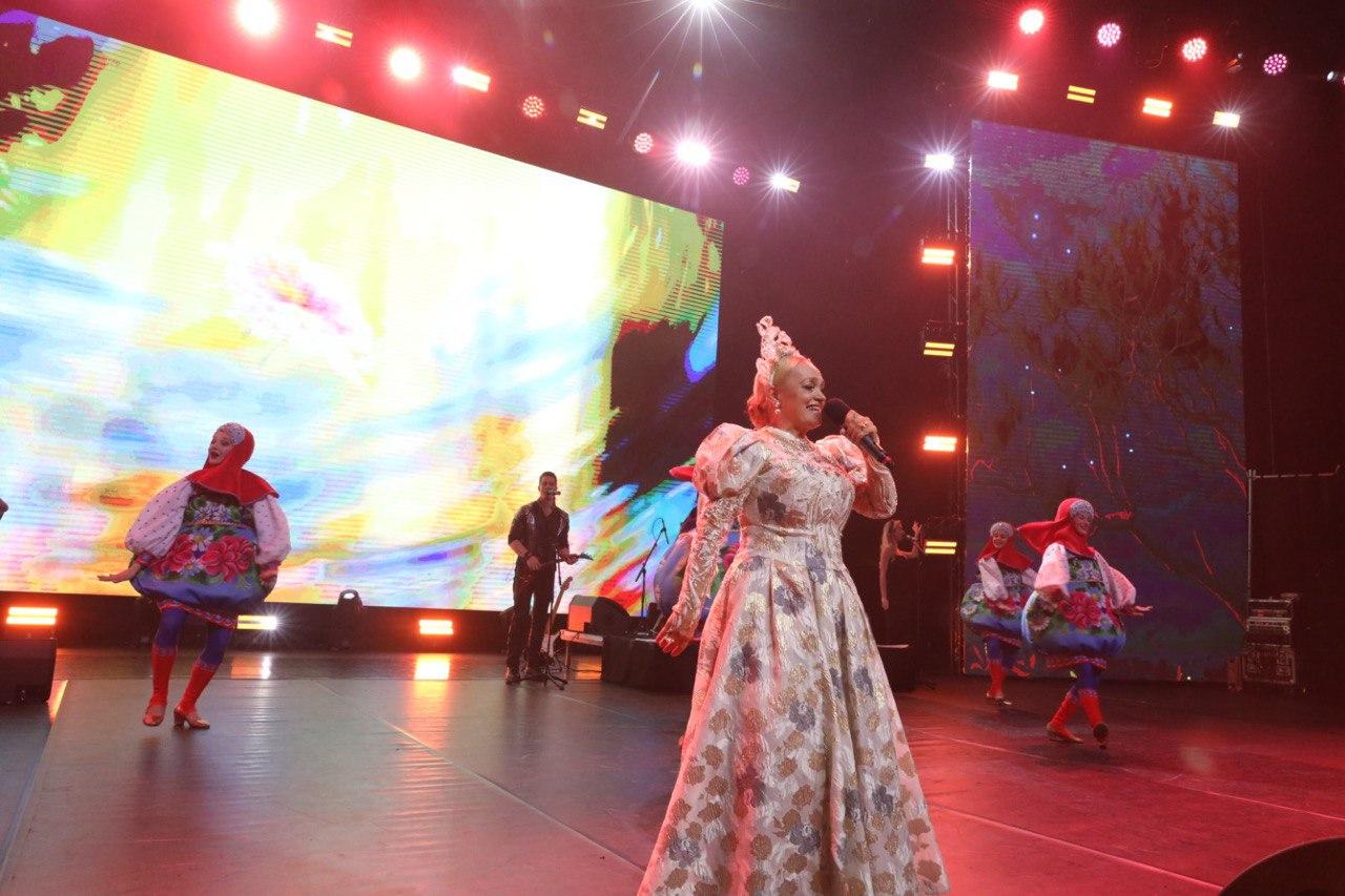 Фото Пять образов Надежды Кадышевой: солистка «Золотого кольца» удивили фанатов яркими платьями на концерте в «Сибирь-Арена» 3